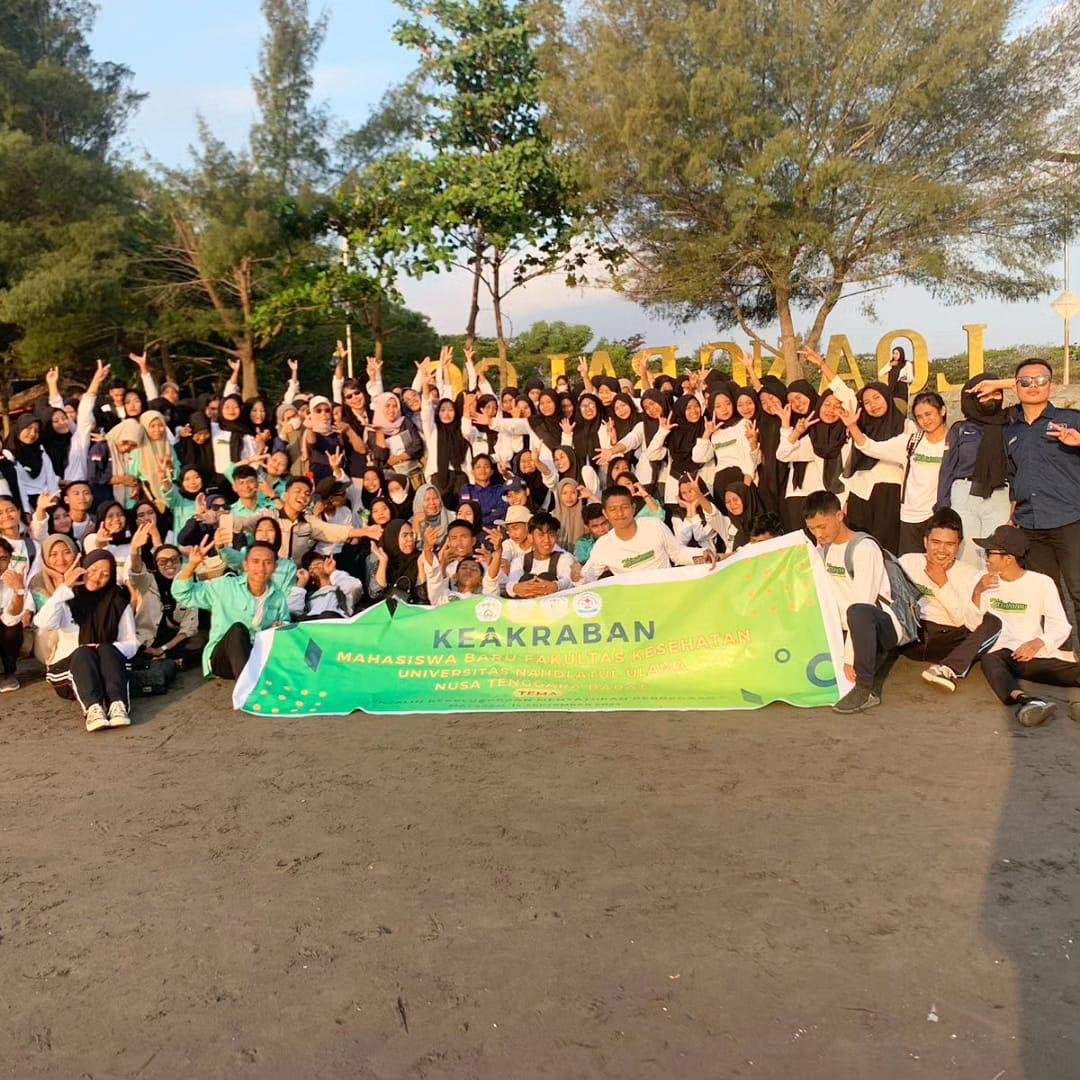 Acara keakraban mahasiswa Prodi D-III Rekam Medik Smester 1-5 dan para Dosen REMIK di pantai loang baloq📍